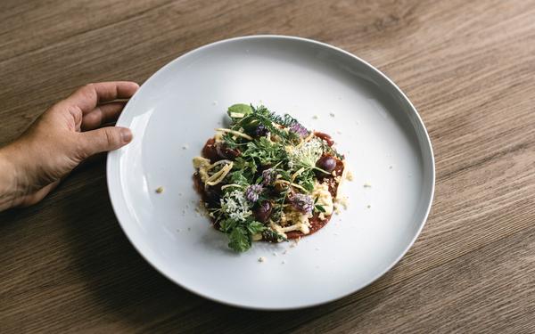 hirschcarpaccio schön angerichtet als herbstgericht im restaurant feuergott im vulkanlandhotel legenstein in bad gleichenberg