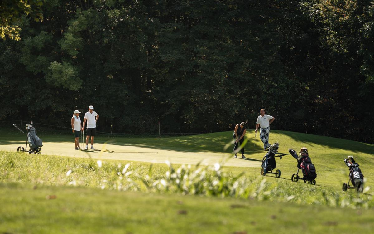 Golfer spielen am Golfplatz in Bad Gleichenberg - Genuss und Golfen plus - Preise im Vulkanlandhotel Legenstein in Bad Gleichenberg