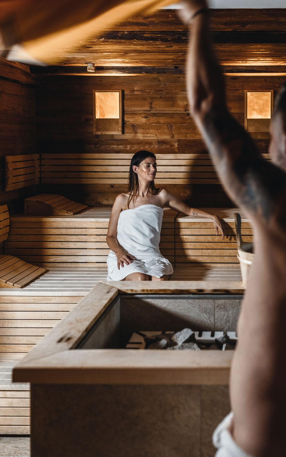 ein pärchen genießt einen aufguss in der finnischen sauna beim day spa im vulkanlandhotel legenstein in der südoststeiermark