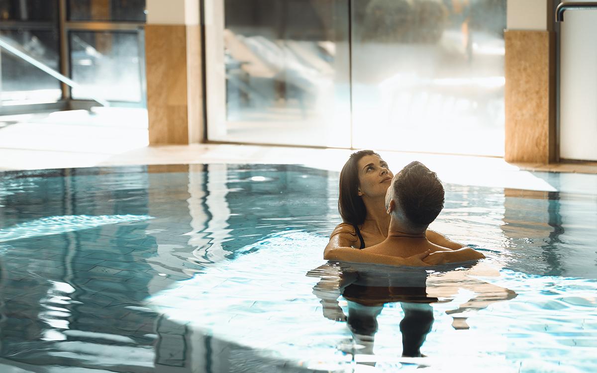 Paar schwimmt im Innenpool im Legenstein