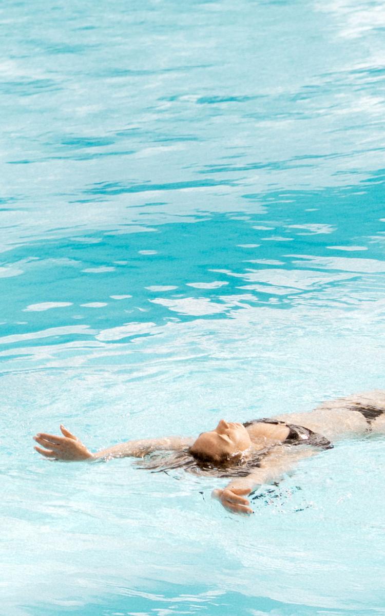 frau schwimmt im pool im vulkanlandhotel legenstein in bad gleichenberg