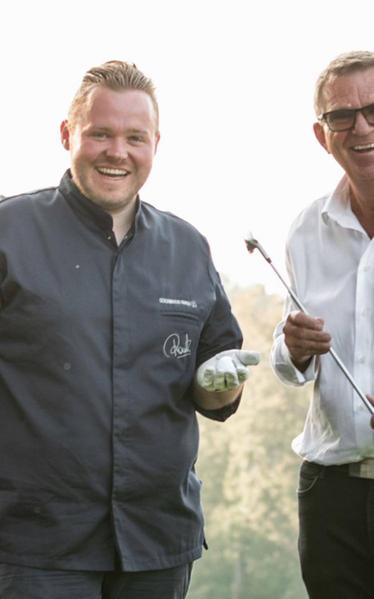 richard rauch und ernst legenstein stehen am golfplatz und präsentieren das erste genussgolfturnier - Steirisches Genussgolfturnier - Preise Vulkanlandhotel Legenstein