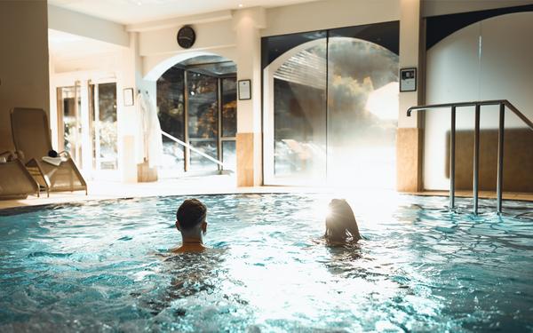 Pärchen entspannt im Pool - Unendlicher Urlaubsgenuss mit der Genusscard - Preise im Vulkanlandhotel Legenstein in Bad Gleichenberg