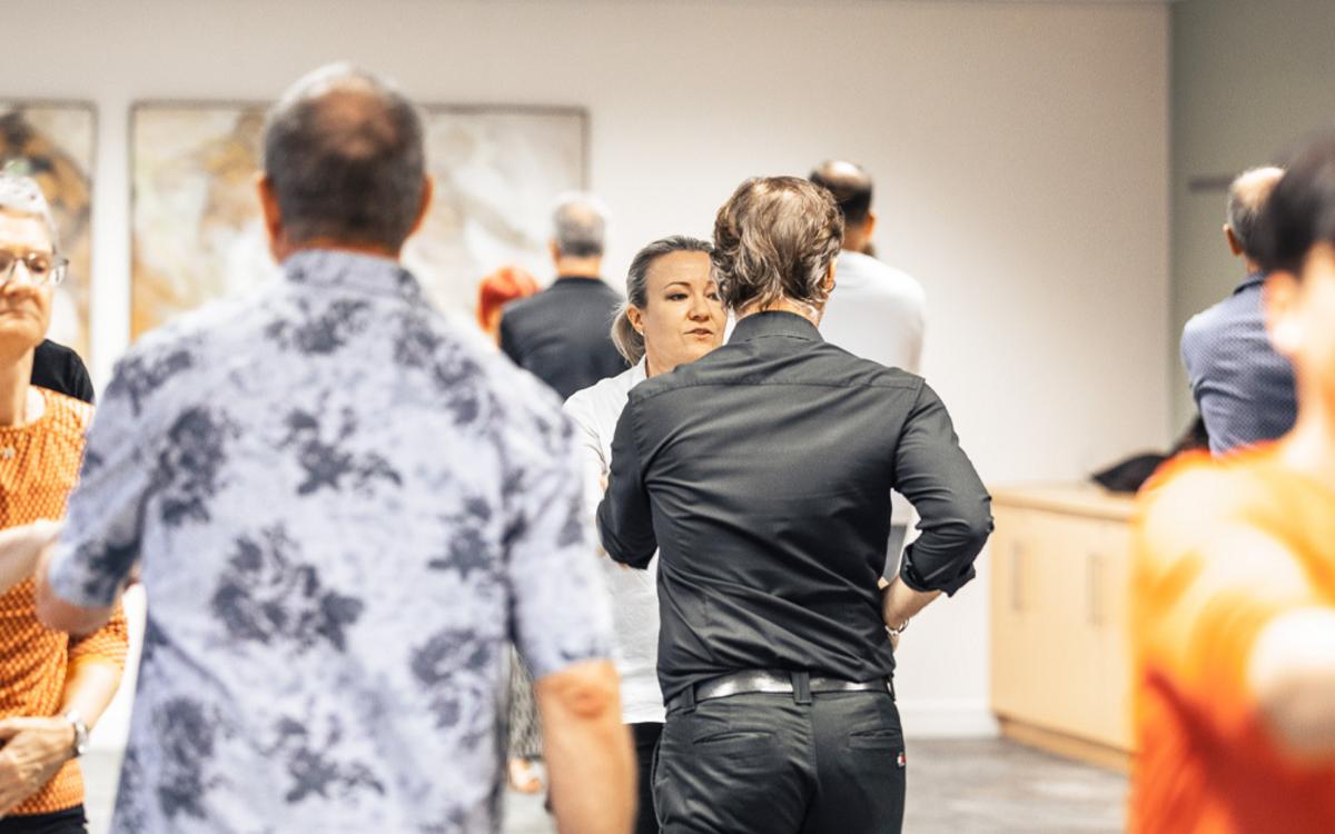 die orf-dancing-stars-sieger andy und kelly kainz stehen im mittelpunkt des tanzworkshops im vulkanlandhotel legenstein in bad gleichenberg und tanzen die schritte für die teilnehmer:innen vor