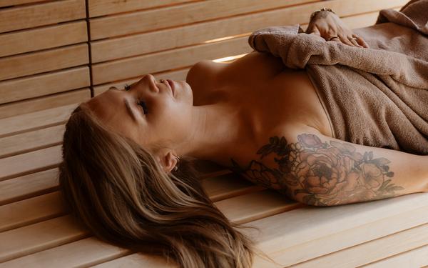 eine Frau genießt einen aufguss in der finnischen sauna beim day spa im vulkanlandhotel legenstein in der südoststeiermark