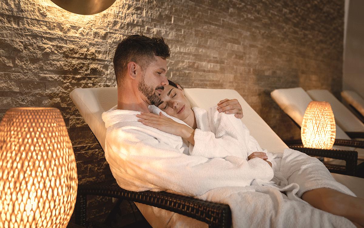 Pärchen entspannt im Ruheraum im Wellnesshotel Legenstein