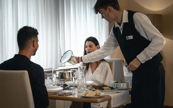 Paar genießt die romantische Atmosphäre beim Fondueabend am Sonntagsbuffet im Vulkanlandhotel Legenstein in der Südoststeiermark.