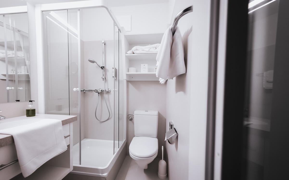 Badezimmer mit Dusche und WC gemeinsam im Einbettzimmer Weinberg - Preise im Vulkanlandhotel Legenstein in Bad Gleichenberg