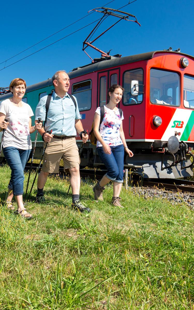 wanderer genießen den sonnigen tag bei einer bahnwanderung mit der gleichenberger bahn von bad gleichenberg nach feldbach während einem urlaub im vulkanlandhotel legenstein im thermen- und vulkanland steiermark