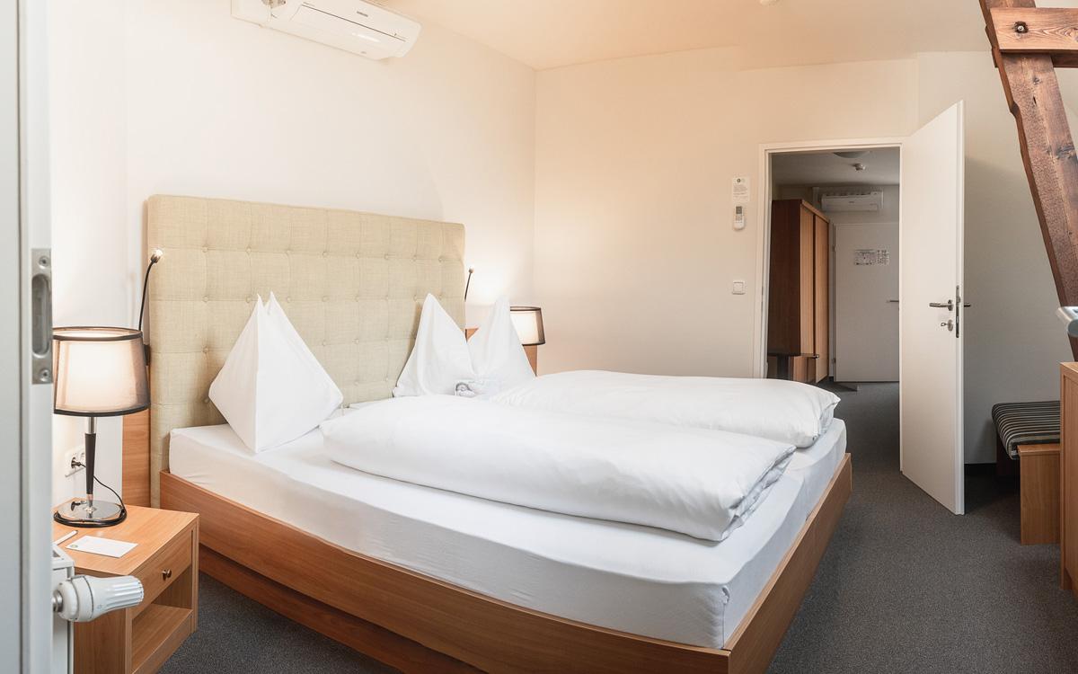Schlafzimmer mit Blick Richtung Wohnraum in der Suite Stradner Kogel - Preise im Vulkanlandhotel Legenstein