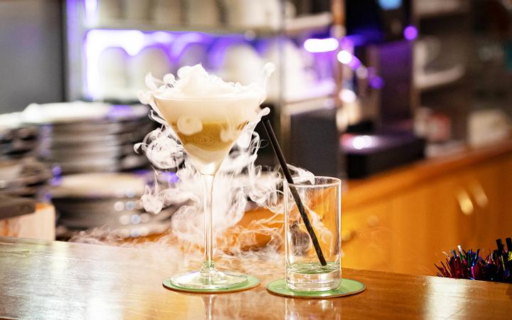 Silvester im Vulkanlandhotel Legenstein - festliche Silvestercocktails, ein Cocktail verfeinert mit Trockeneis, so raucht er
