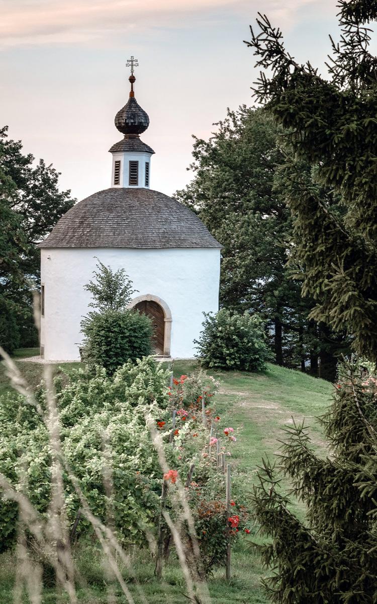 die herz-jesu-kapelle auf schloss kapfenstein bei einer wanderung am weg der besinnung entdecken und einen urlaub im vulkanlandhotel legenstein in bad gleichenberg genießen