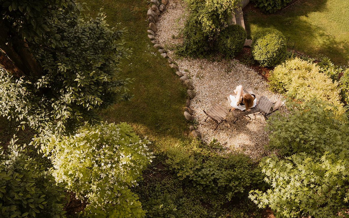 Frau genießt die Sonne im Garten des Vulkanlandhotels Legenstein