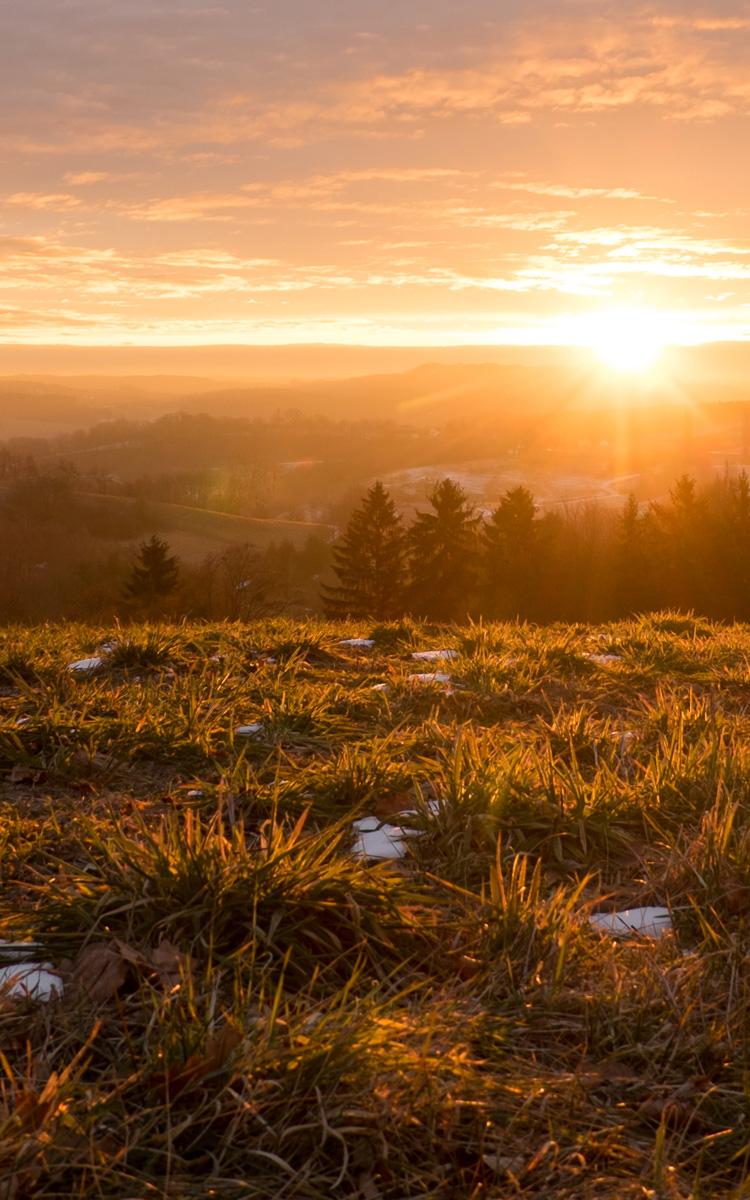 winterwandern und goldene sonnenuntergänge bei einem winterurlaub im vulkanlandhotel legenstein erleben