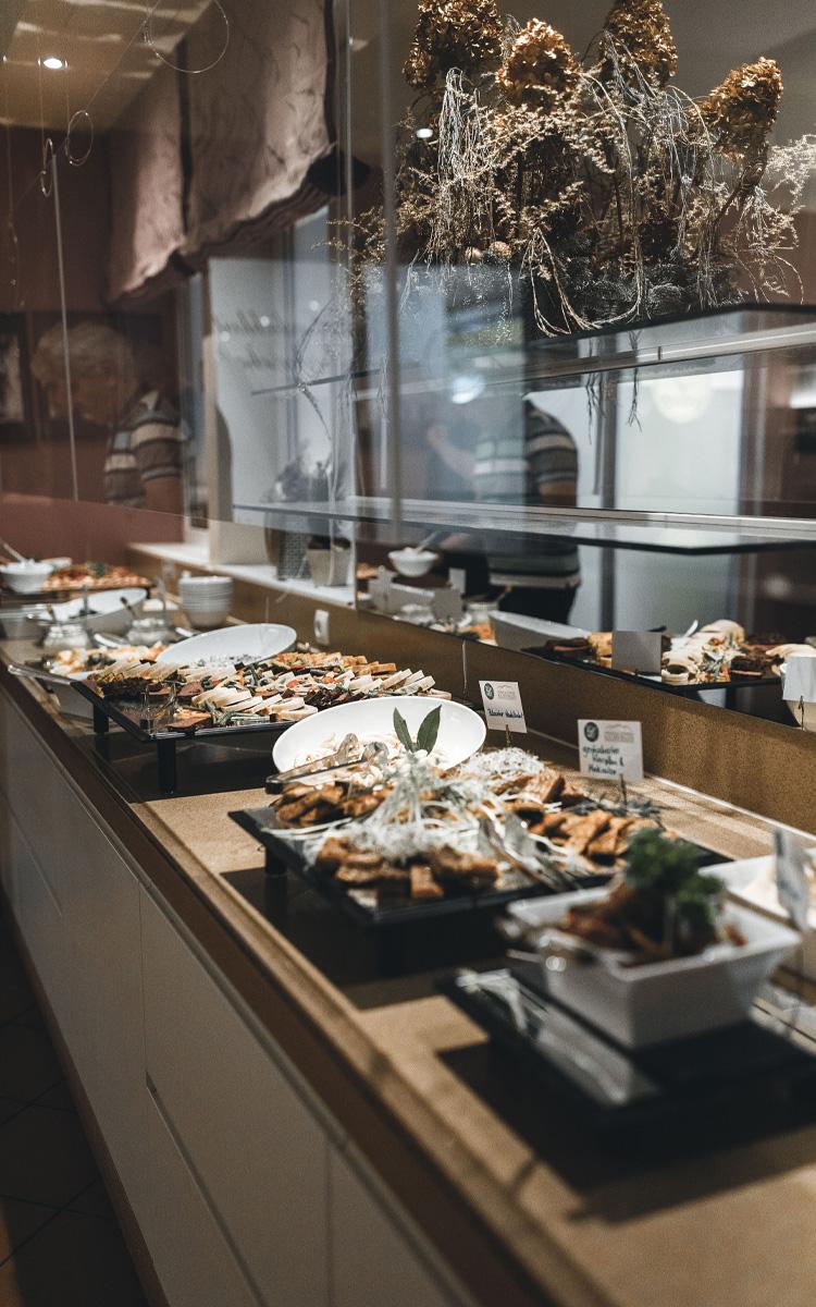 ein buffet mit mehreren gerichten im restaurant feuergott im vulkanlandhotel legenstein in bad gleichenberg
