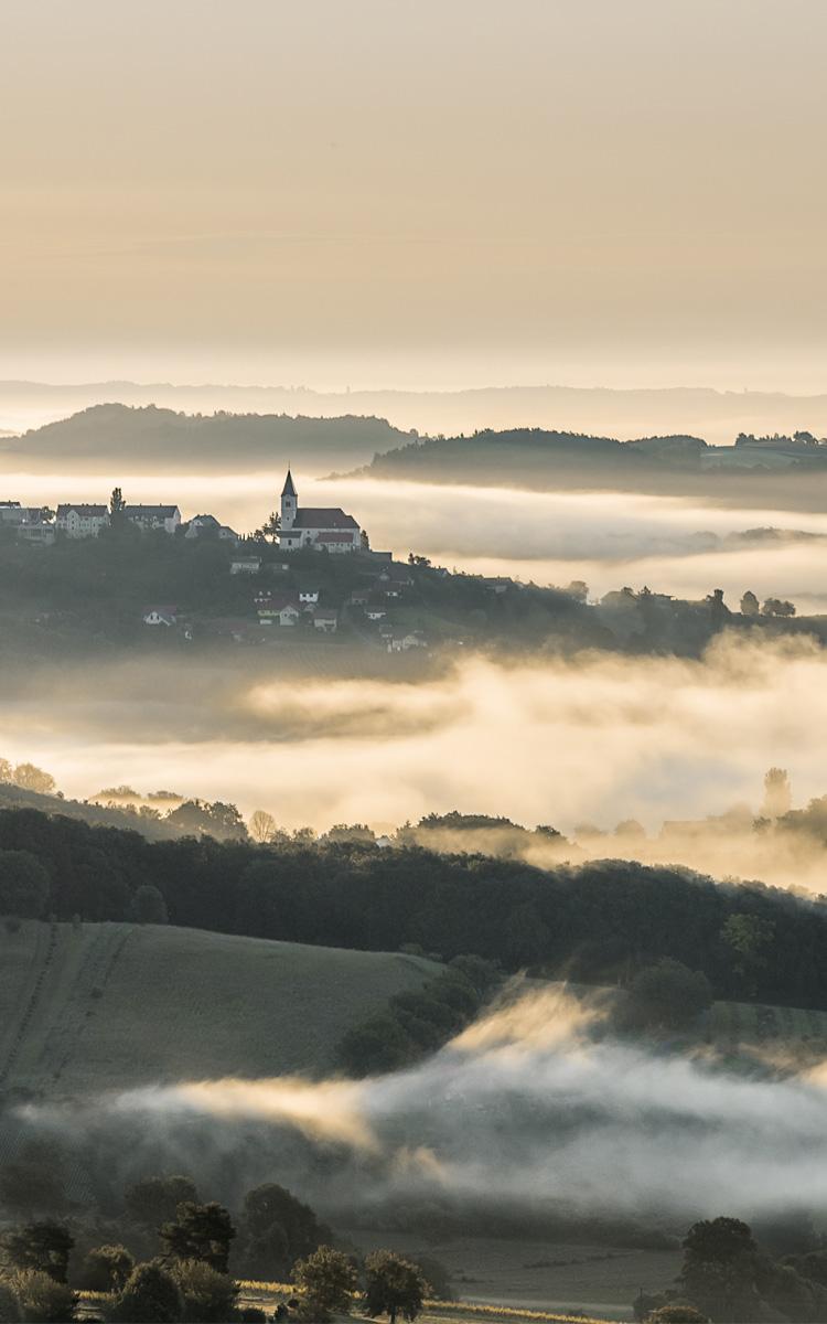 herbststimmung über st. anna am aigen am weinweg der sinne bei einem wanderurlaub im vulkanlandhotel legenstein in bad gleichenberg erleben