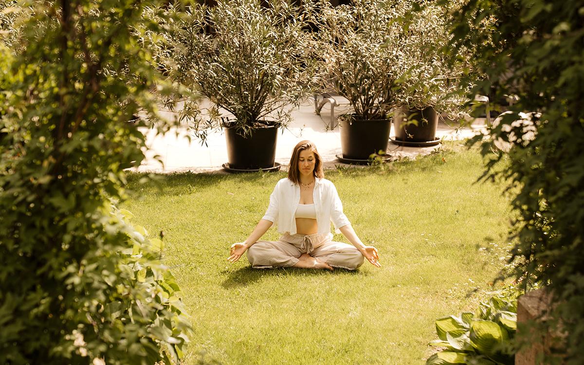 Frau macht Yoga im Garten im Vulkanlandhotel Legenstein