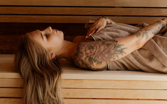 Frau entspannt in der finnischen Sauna im Spa- und Wellnessbereich Vulkanium