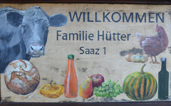 Das Hofschild der Familie Hütter begrüßt Besucher am landwirtschaftlichen Betrieb in Paldau. Der Familienbetrieb steht für regionale Lebensmittel, kurze Wege und hochwertige Freilandeier aus der Südoststeiermark.