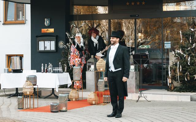 familie legenstein und concierge empfangen die gäste am roten teppich bei der silvesterwoche im vulkanlandhotel legenstein in bad gleichenberg