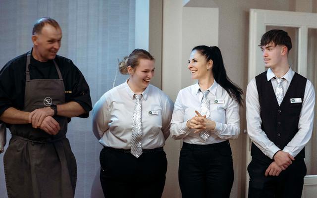 nach dem silvester-dinner stellt sich das team vor - wer hat gekocht, wer hat serviert - im vulkanlandhotel legenstein in bad gleichenberg