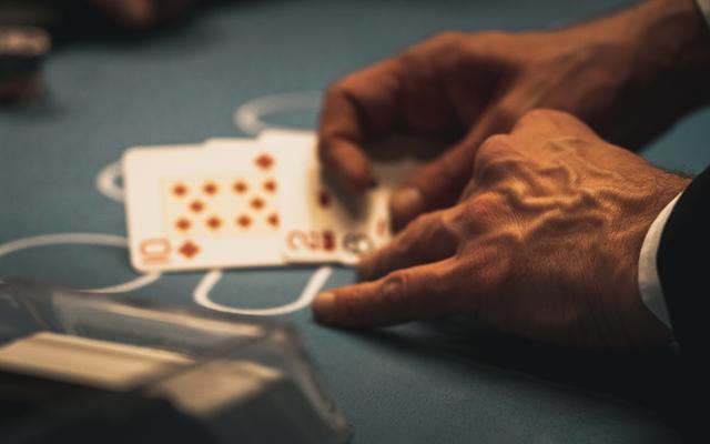 Ein Croupier legt die Karten auf den Spieltisch