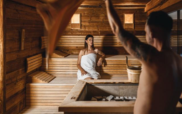 eine frau sitzt in der vulkanland-kräutersauna und genießt die zeit