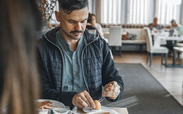 Mann beim Frühstück im Vulkanlandhotel Legenstein in der Südoststeiermark