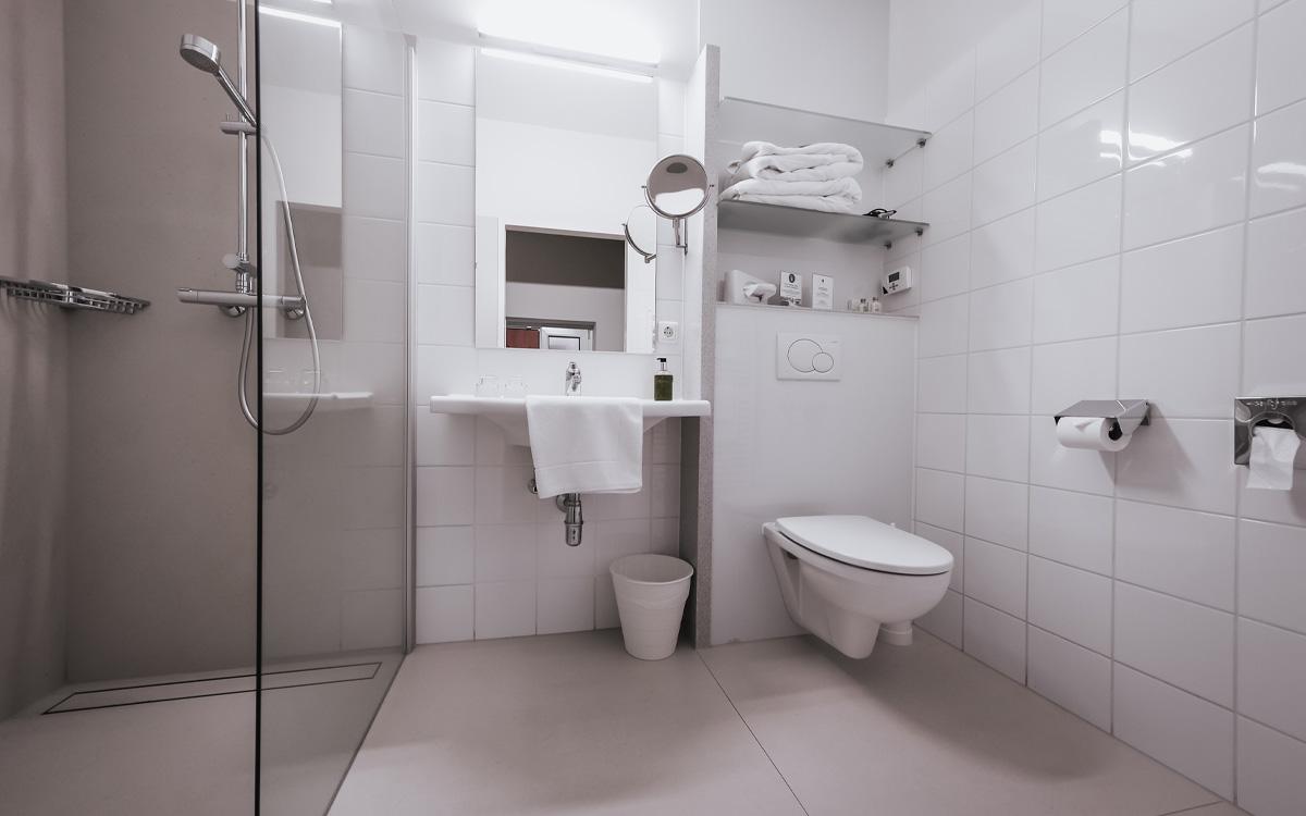 Badezimmer mit Dusche und WC gemeinsam in der Suite Sulzberg - Preise im Vulkanlandhotel Legenstein in Bad Gleichenberg