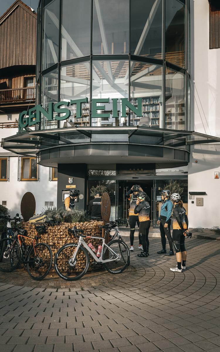 radfahrer starten vor dem vulkanlandhotel legenstein den längsten Radrundweg österreichs in bad gleichenberg