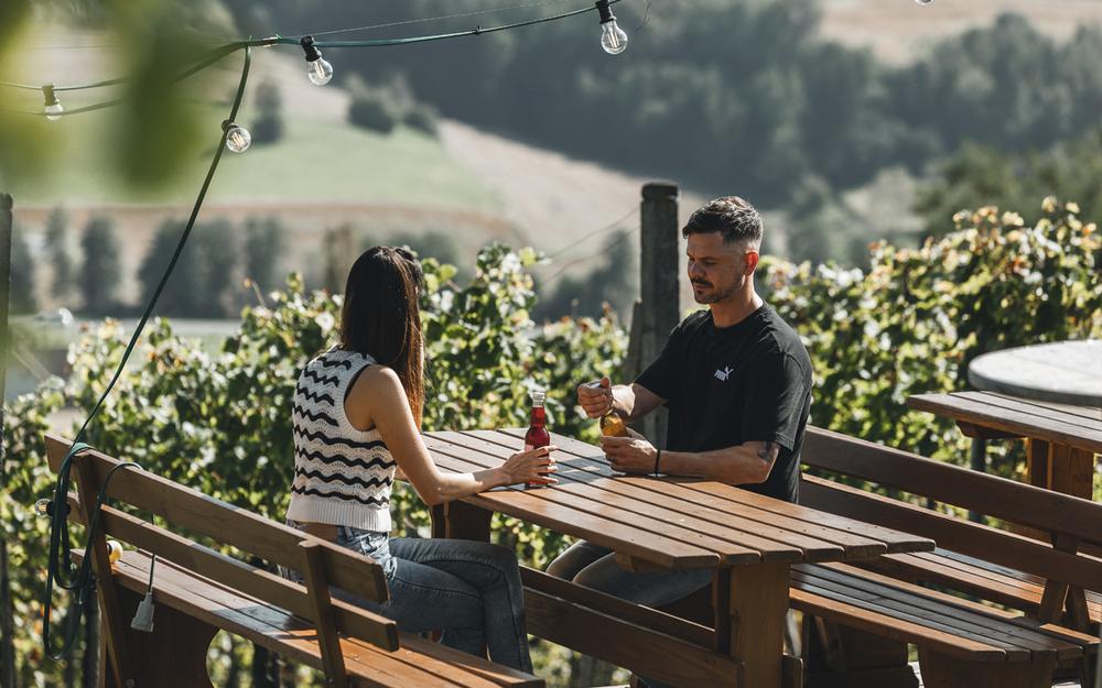 ein pärchen genießt die wanderpause im sommerulraub im vulkanlandhotel legenstein am parapluieberg in bad gleichenberg