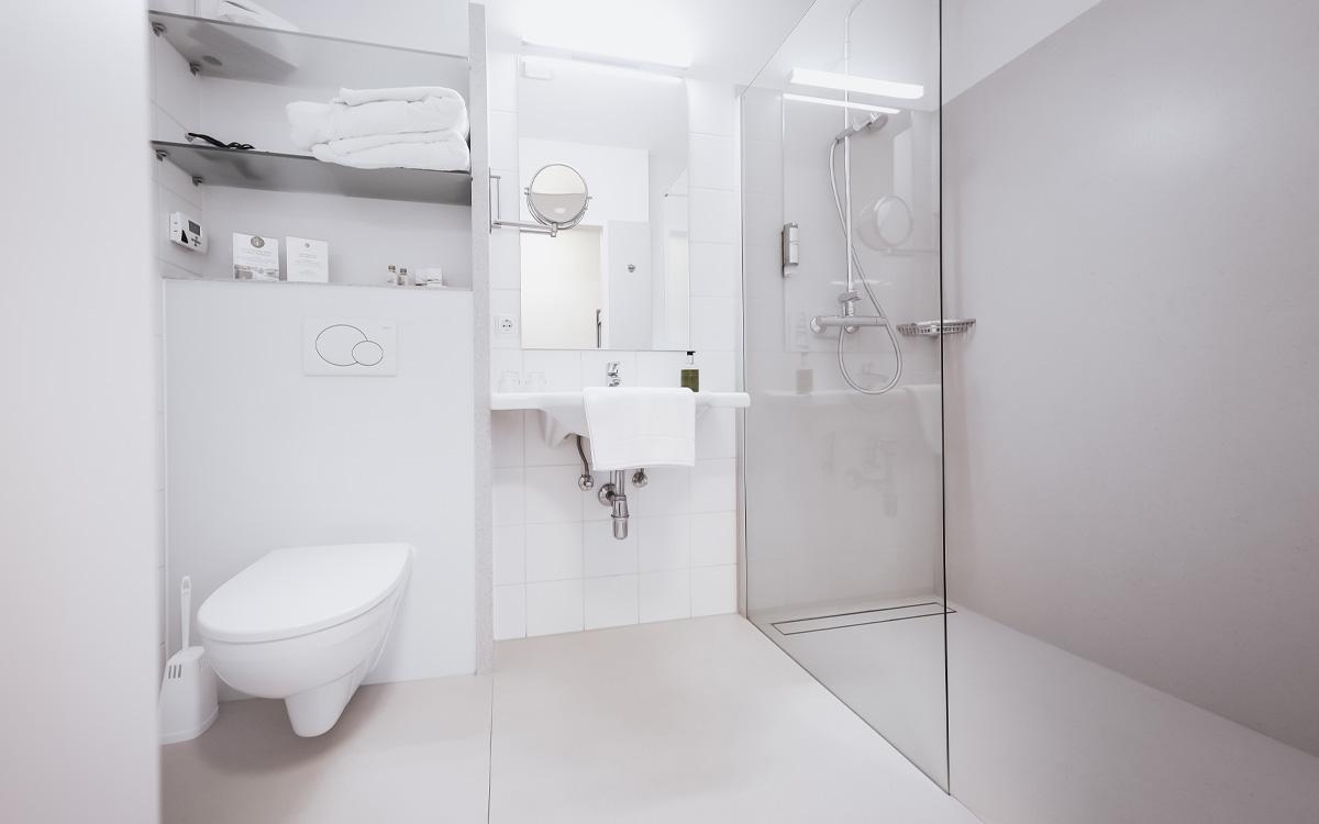 Badezimmer mit Dusche und WC gemeinsam in der Suite Parapluie - Preise im Vulkanlandhotel Legenstein in Bad Gleichenberg