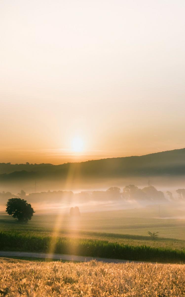 sonnenaufgang über den stradnerkogel im herbst nahe vulkanlandhotel legenstein auf der kraftquellentour durch waldsberg in bad gleichenberg