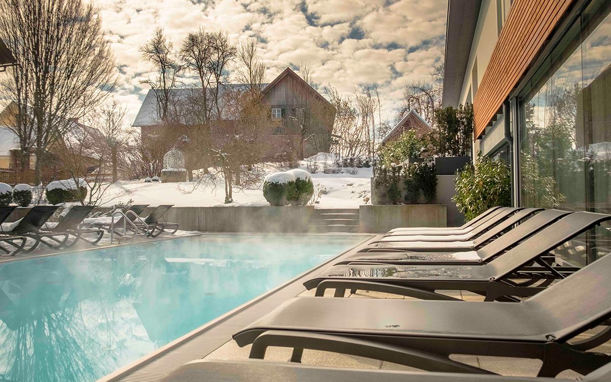 Wellnesshotel Steiermark - Außenpool im Winter bei Tag und Schnee