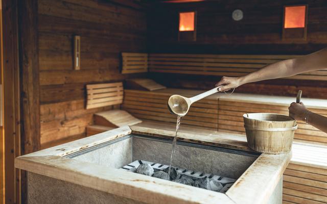 Saunaaufguss in der Finnischen Sauna - Vulkanlandhotel Legenstein