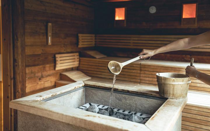 Saunaaufguss in der Finnischen Sauna - Vulkanlandhotel Legenstein