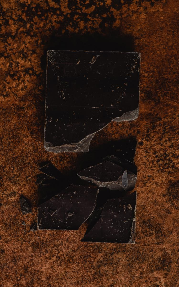 Eine Tafel Schokolade liegt zerbrochen auf dem Tisch und wartet darauf verkostet zu werden. - Genuss mit Zotter-Schokolade - Ausflugsziel vier Jahreszeiten rund um Bad Gleichenberg - Vulkanlandhotel Legenstein
