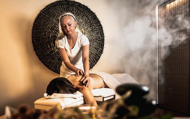 Tageswellness im Vulkanlandhotel Legenstein - eine Frau genießt eine Hot Stone Massage