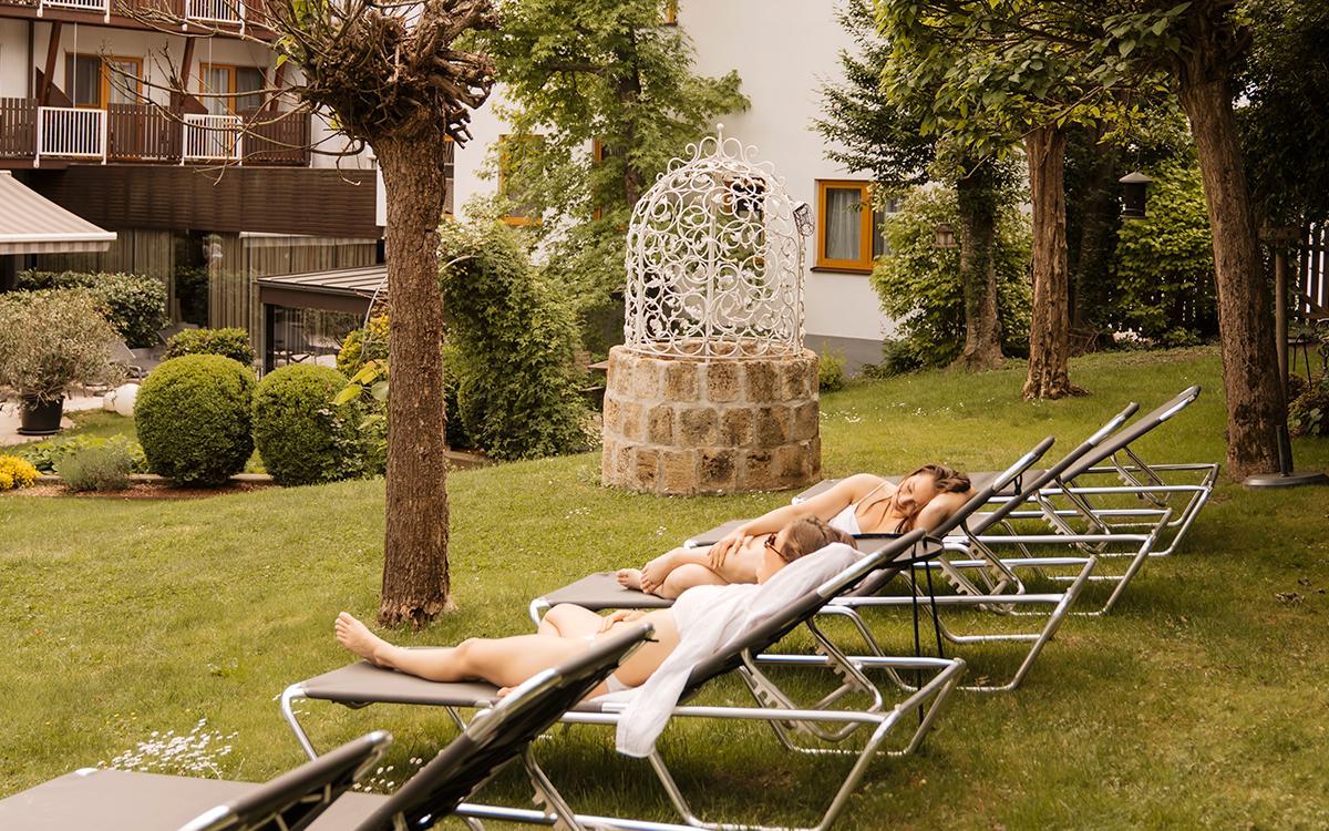 Zwei Frauen genießen die Ruhe in der Gartenanlage im Legenstein