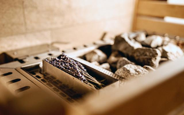 getrockneter lavendel vom garten im vulkanlandhotel legenstein liegt in der bio-kräutersauna