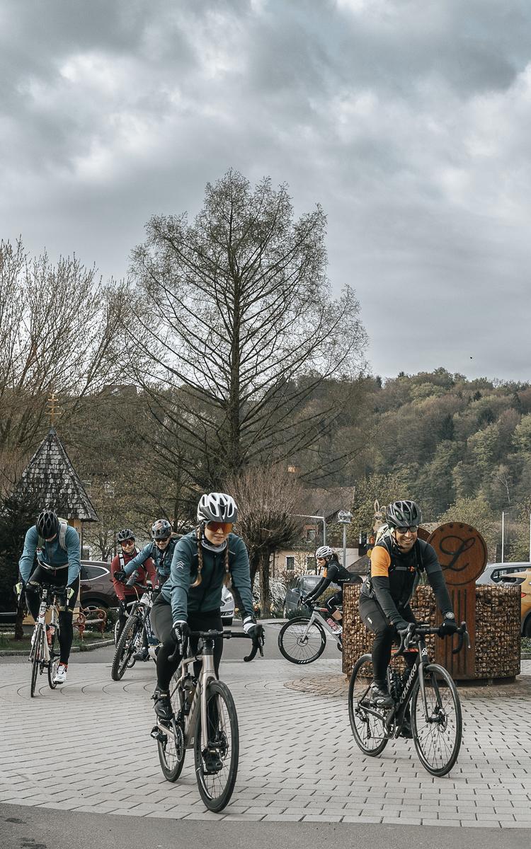 ein radteam startet die radtour vulcania300 ab dem vulkanlandhotel legenstein in bad gleichenberg beim radurlaub in der südoststeiermark