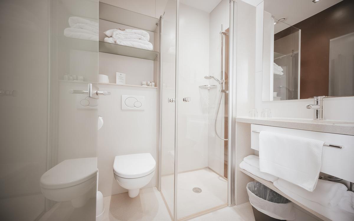 Badezimmer mit Dusche und WC im Doppelzimmer Amethyst PLUS mit Terrasse im Vulkanlandhotel Legenstein in Bad Gleichenberg