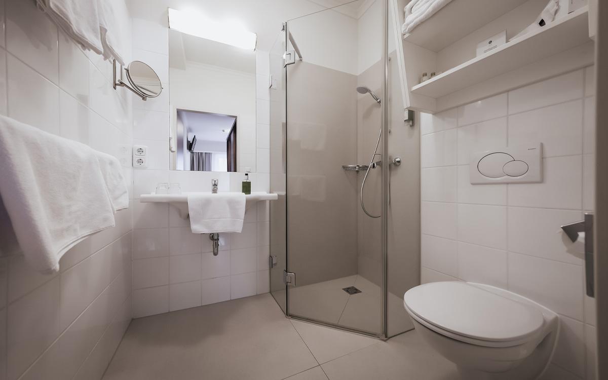 Badezimmer mit Dusche und WC gemeinsam in der Maisonette Gleichenberger Kogel - Preise im Vulkanlandhotel Legenstein in Bad Gleichenberg