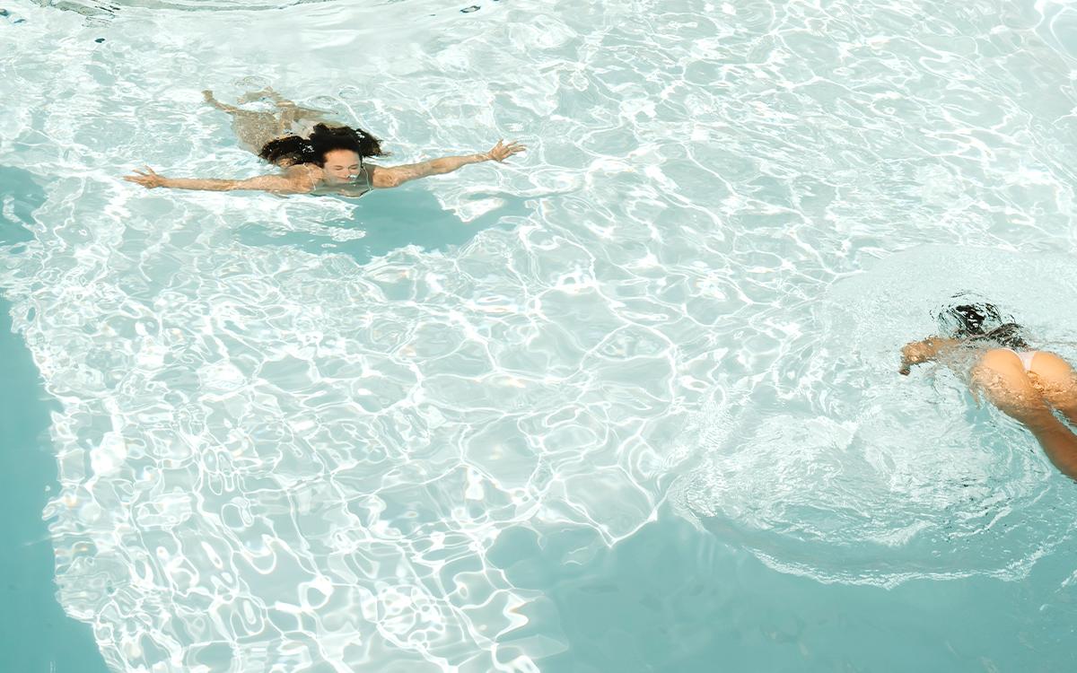 Zwei Frauen tauchen im Pool im Legenstein