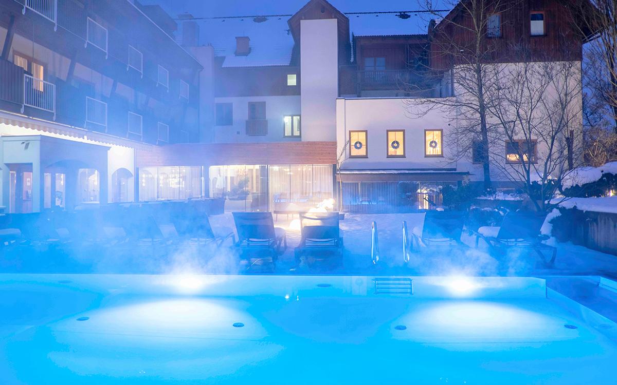 Wellnesshotel Steiermark - Abendstimmung im Außenpool im Winter