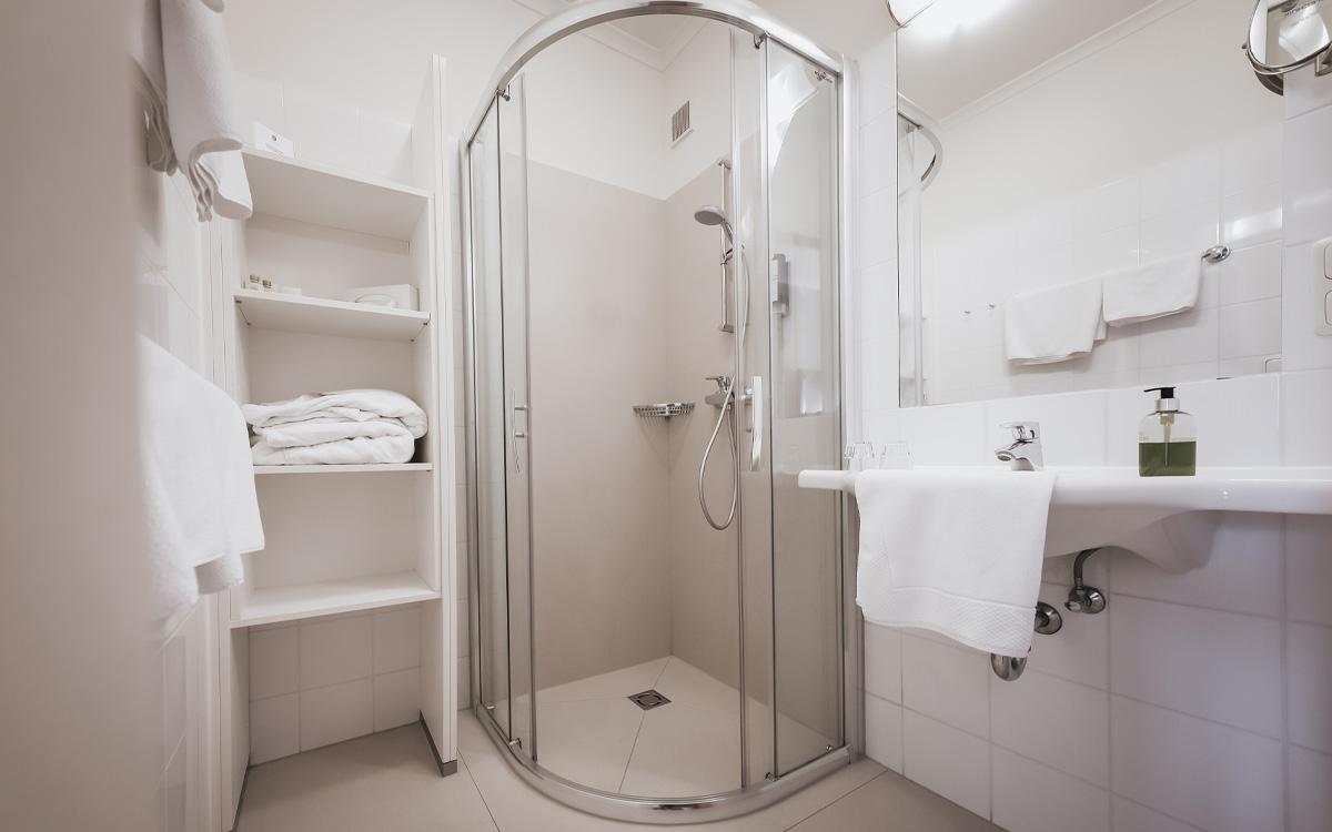 Badezimmer mit Dusche und WC getrennt im Doppelzimmer Cirkonia - Preise im Vulkanlandhotel Legenstein in Bad Gleichenberg