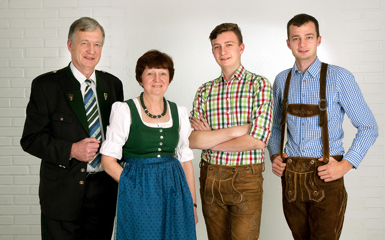 Die Familie Hütter führt ihren landwirtschaftlichen Betrieb in Paldau mit viel Engagement und regionaler Verbundenheit. Gemeinsam sorgen die Familienmitglieder für die Erzeugung hochwertiger Lebensmittel und leisten einen wichtigen Beitrag zur regionalen Landwirtschaft.