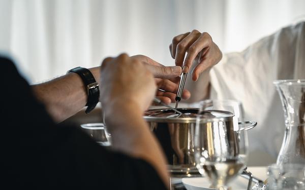 Gäste genießen das Suppenfondue beim gemeinsamen Eintauchen der Fleischspieße am Sonntagabend im Vulkanlandhotel Legenstein.
