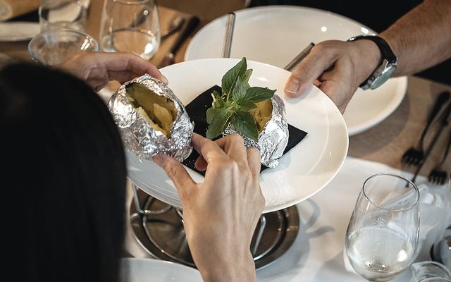 Frisches Marktgemüse, Dips und Beilagen für den individuellen Fondue-Genuss im Vulkanlandhotel Legenstein.