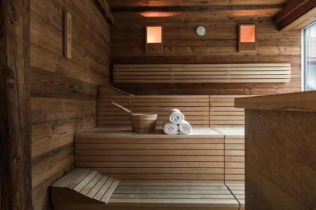 Finnische Sauna aus Altholz mit Saunakübel und Badetüchern - Preise Vulkanlandhotel Legenstein - Wellness im Legenstein